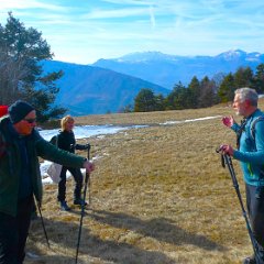 P1170875   Sull Altopiano. Guida Lorenzo Mantovani con Raffaella Tessaro. In lontananza, mt. Baldo ed Altissimo.